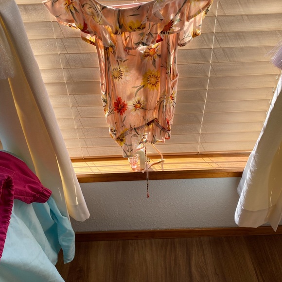 Short sleeve crop top tied up bow 🌵 - Picture 2 of 2